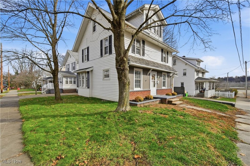 Photo of 437 Erie Street, Barberton, OH 44203 (MLS # 5175096)