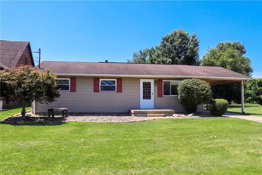 Updated Vienna ranch in convenient residential neighborhood. The quality of hardwood flooring, eat in kitchen with white cabinetry, full basement and large level 110x150 lot. $2,500 Closing Allowance, $1,000 flooring allowance and the PROTECTION OF A HOME WARRANTY.