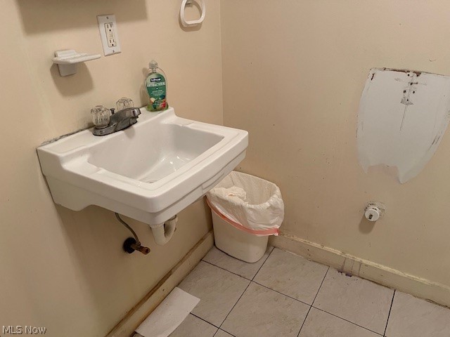 Main image without alt text