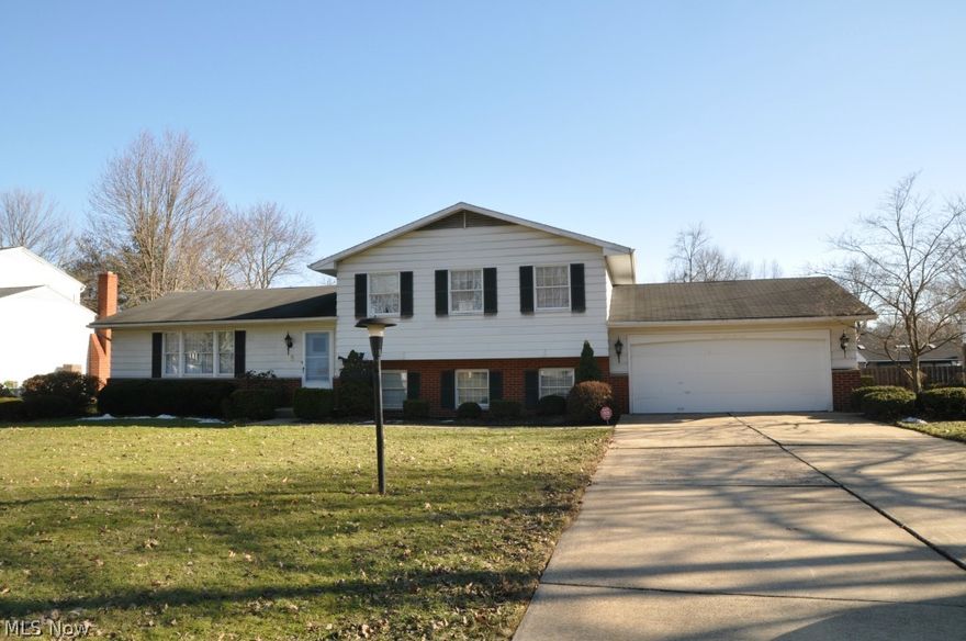 Spectacular, well maintained 3 bedroom, 2 bath home! Vaulted living room & formal dining room, family room w/gas fireplace & bar area, fully equipped eat-in kitchen, 12 x 20 sunroom, large master bedroom w/double closets, oversized & 2 car garage. This home is immaculate & located on a quiet dead-end street. Security system, new roof on back of home in 2014.