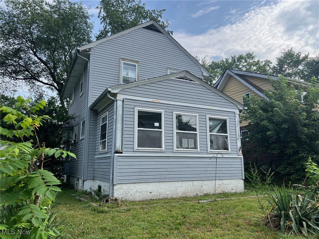 Less than 3 miles from University of Akron. 3-Bedroom Colonial with extra space. Enclosed sunroom, formal dining room, 1st floor bedroom and full basement. Make this home today with some work or add to your investment portfolio. Call for more info or to set up your private tour.