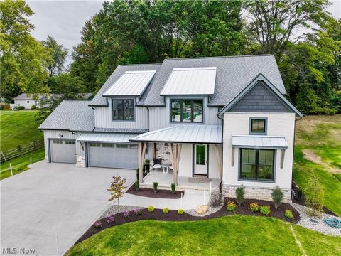 Homes For Sale - 550 Woodlands Glen Avenue<br/> Stark County, Hartville, OH 44632