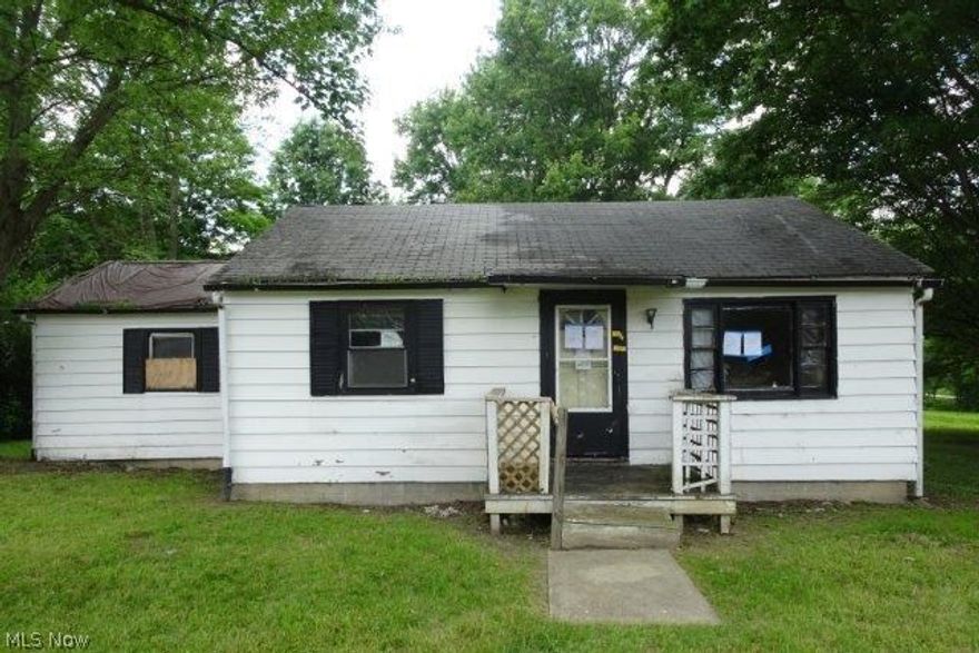Great opportunity here to buy this one story home built in 1950, located in
Oberlin, OH and sitting on a nice .83 acre lot. The interior offers 868 sq. ft.
with 2 bedrooms and 1 bathroom.