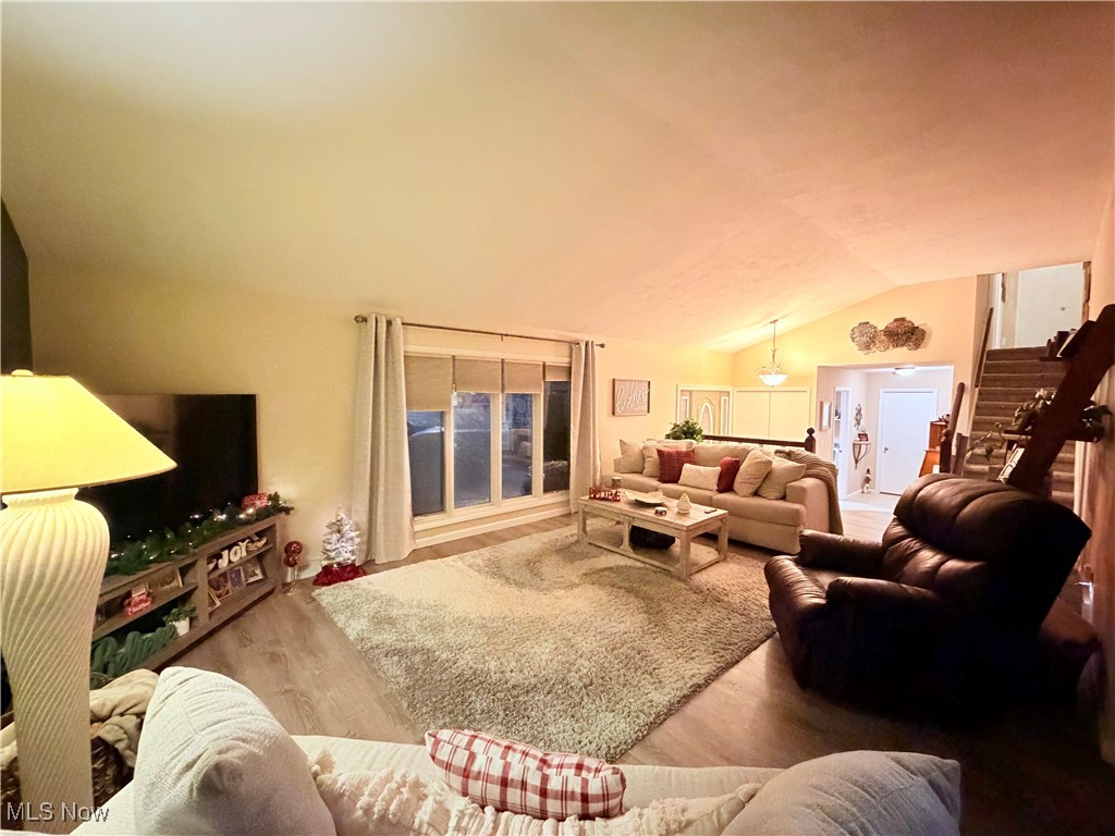 Strongsville, Ohio 44136, United States, 4 Bedrooms Bedrooms, ,3 BathroomsBathrooms,Residential,Pending,254005