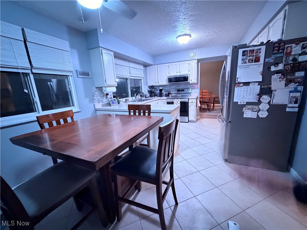 Strongsville, Ohio 44136, United States, 4 Bedrooms Bedrooms, ,3 BathroomsBathrooms,Residential,Pending,254005