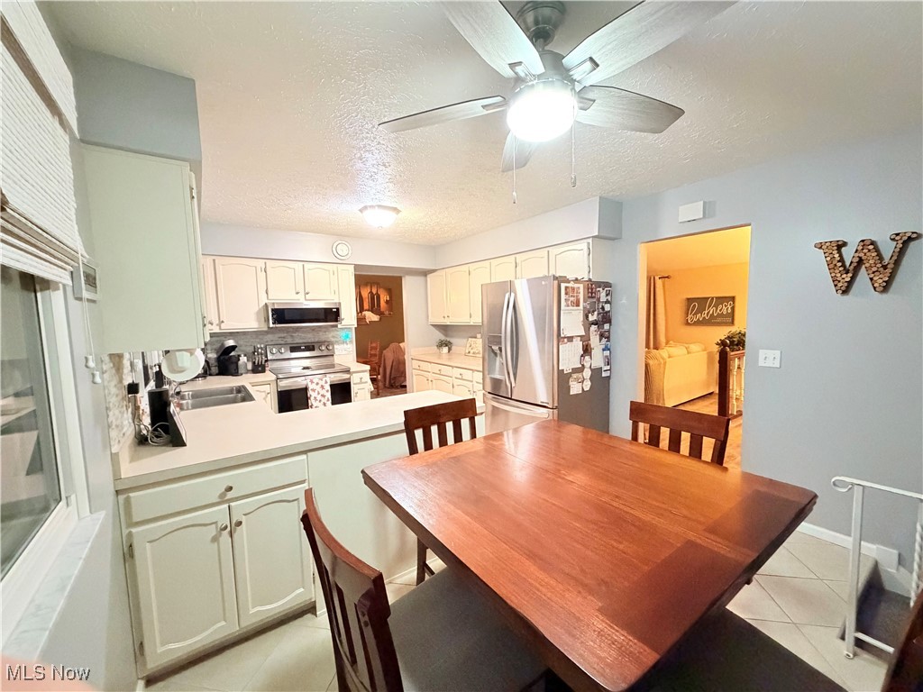 Strongsville, Ohio 44136, United States, 4 Bedrooms Bedrooms, ,3 BathroomsBathrooms,Residential,Pending,254005