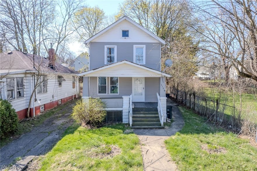 Don’t miss this one. Great investment opportunity right here in Akron. This 5 bed, 2 bath home offers a lot of space with large rooms and even more potential. Whether you’re an investor looking for your next project or a first-time buyer ready to add your own finishing touches, this is one you don’t want to miss. Conveniently located near major highways, shopping, and everyday amenities.
Schedule your showing today before it’s gone.