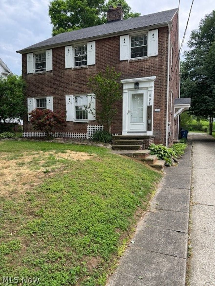 Charming 3-4 Bdrm  2 1/2 Bath Colonial.  Walking distance to DTW.