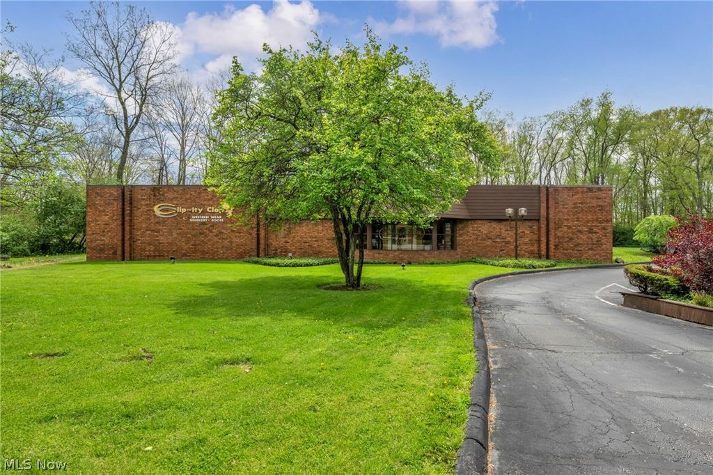 Photo of 12930 Chippewa Road, Brecksville, OH 44141 (MLS # 5212609)