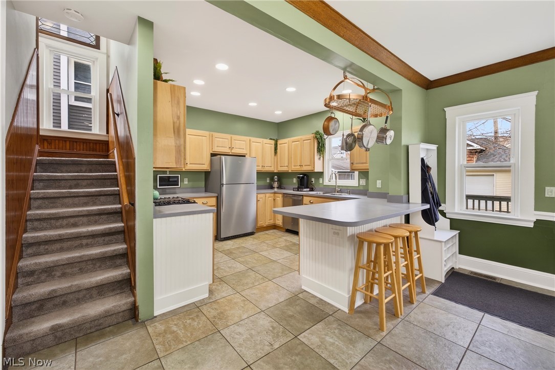 Main image without alt text