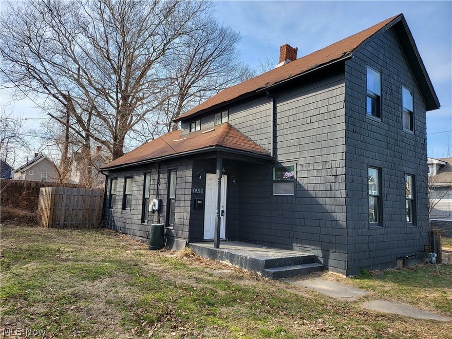 Great opportunity to get in an affordable price in Ohio City! Check out this home with a large first floor master and two sizeable rooms upstairs. Bonus space off the living area to use as an office or to extend your area for entertaining. Sizeable kitchen with room for a table. Enclosed back porch great for storage. Great opportunity to use as an investment property as well

Price includes vacant lot next door.