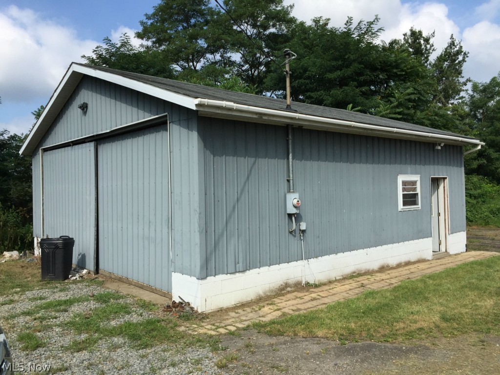 Absolute Auction, all sells to the highest bidder on location: FRIDAY – SEPTEMBER 11, 2015 – 1:00PM
Commercial Corner Lot
28x30 Building w/ Utilities – Level Gravel Lot
Tuscarawas Co. – Uhrichsville, Ohio
Parcel #41-02106 & #41-03075-001 is located in Uhrichsville Corp. limits. Water in building, and sewer at street. Graveled corner lot with approx. 28’x30’ steel building. Current half-year taxes are $205.94. Claymont schools. Better take a look! Building open at 12 Noon on auction day!
TERMS ON REAL ESTATE: 20% down auction day, balance due at closing. A 10% Buyer’s premium will be added to the highest bid to establish the purchase price. Any desired inspections must be made prior to bidding. All information contained herein was derived from sources believed to be correct. Information is believed to be accurate but not guaranteed.