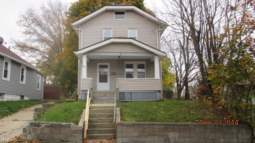 A lovely home that sits over in 4,000 sq ft and has a living space of 976 sq ft! Has 2 bedrooms and 1 bathroom! Has a living room, dining room and kitchen! Has a relaxing porch! Has a fence! Must see!