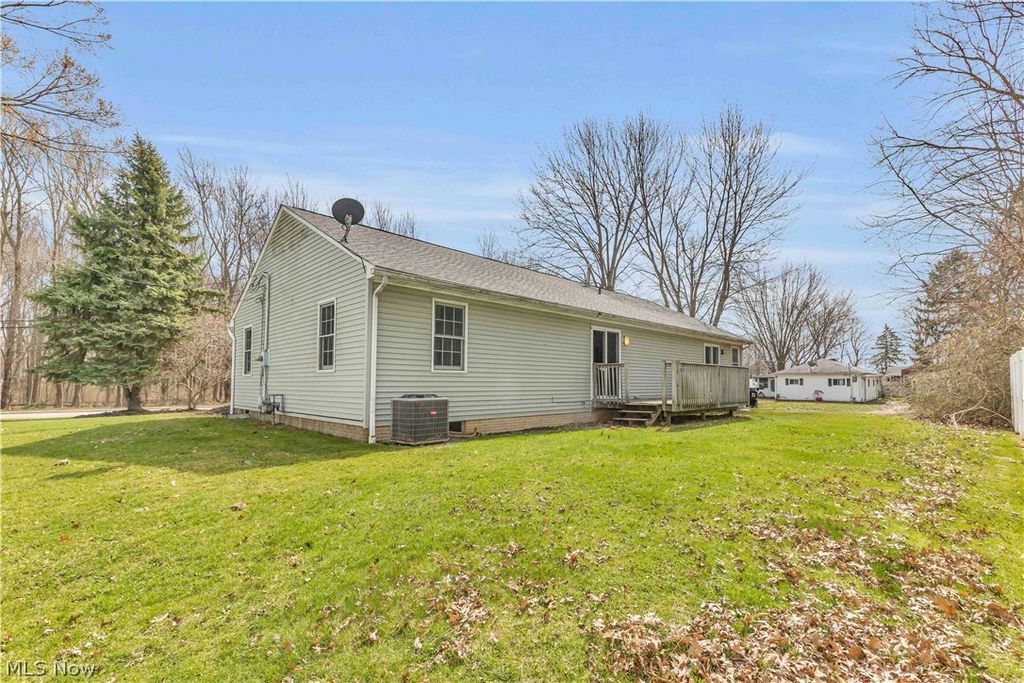 Photo of 586 Abbe Road, Sheffield Lake, OH 44054 (MLS # 5195911)