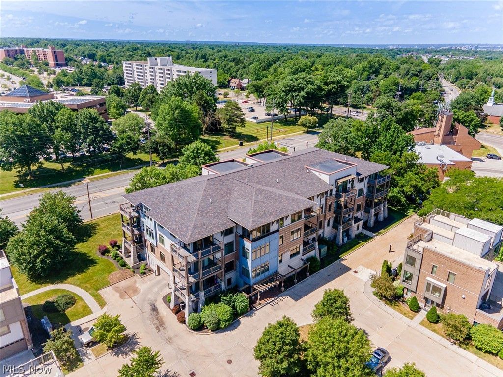 Photo of 1403 Copper Trace #402, Cleveland Heights, OH 44118 (MLS # 5220710)