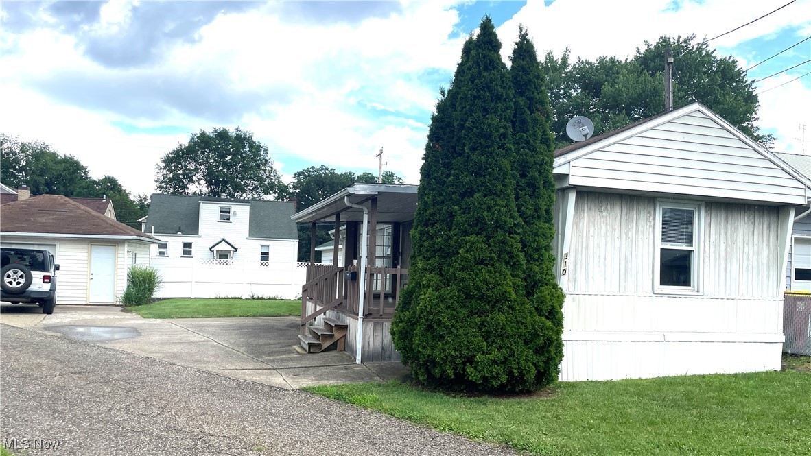 Very Clean and Move-in condition. 1990 easy keeper, Omni mobile home. Vinyl replacement windows plus an 18' x 20' detached garage. Banks are unlikely to lend on this property; cash is needed.