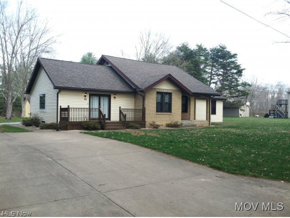 Move in ready! 4 beds, 3 baths with a room that could be a 5th bed. The master bath has a jetted tub and walk in closet. A great location, just 5 minutes to Belpre located in a great neighborhood. Updates to the kitchen since 2012 and brand new furnace April 2014. 24 x 40 garage in the back yard. Elem: Little Hocking Elementary Scho Elem/Bus: Y JrHigh: Little Hocking JrHigh/Bus: Y High: Warren High School High/Bus: Y Fire: VOL Police: SHF PossFreeGas: N ;SQFT=Fin L1:1968, Fin Bsmt:1200, Fin Above:1968, Fin Total:1968, Unfin Bsmt:1200, Unfin Above:1200;GAR= Gar Other-See Remarks;PRKG= Parking Pad