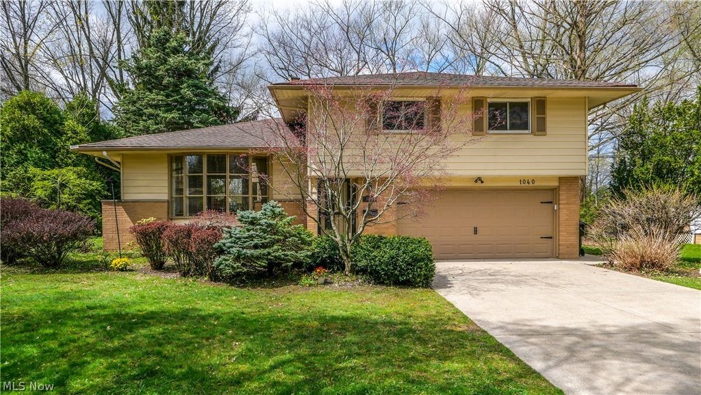 Photo of 1040 Rose Boulevard, Highland Heights, OH 44143 (MLS # 5199934)