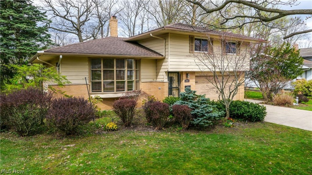 Photo of 1040 Rose Boulevard, Highland Heights, OH 44143 (MLS # 5199934)