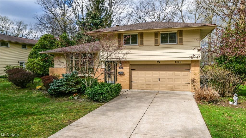 Photo of 1040 Rose Boulevard, Highland Heights, OH 44143 (MLS # 5199934)