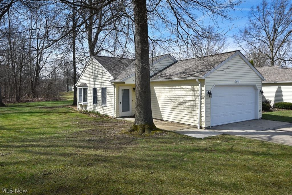 Photo of 2121 Oakwood Court, Avon, OH 44011 (MLS # 5196639)