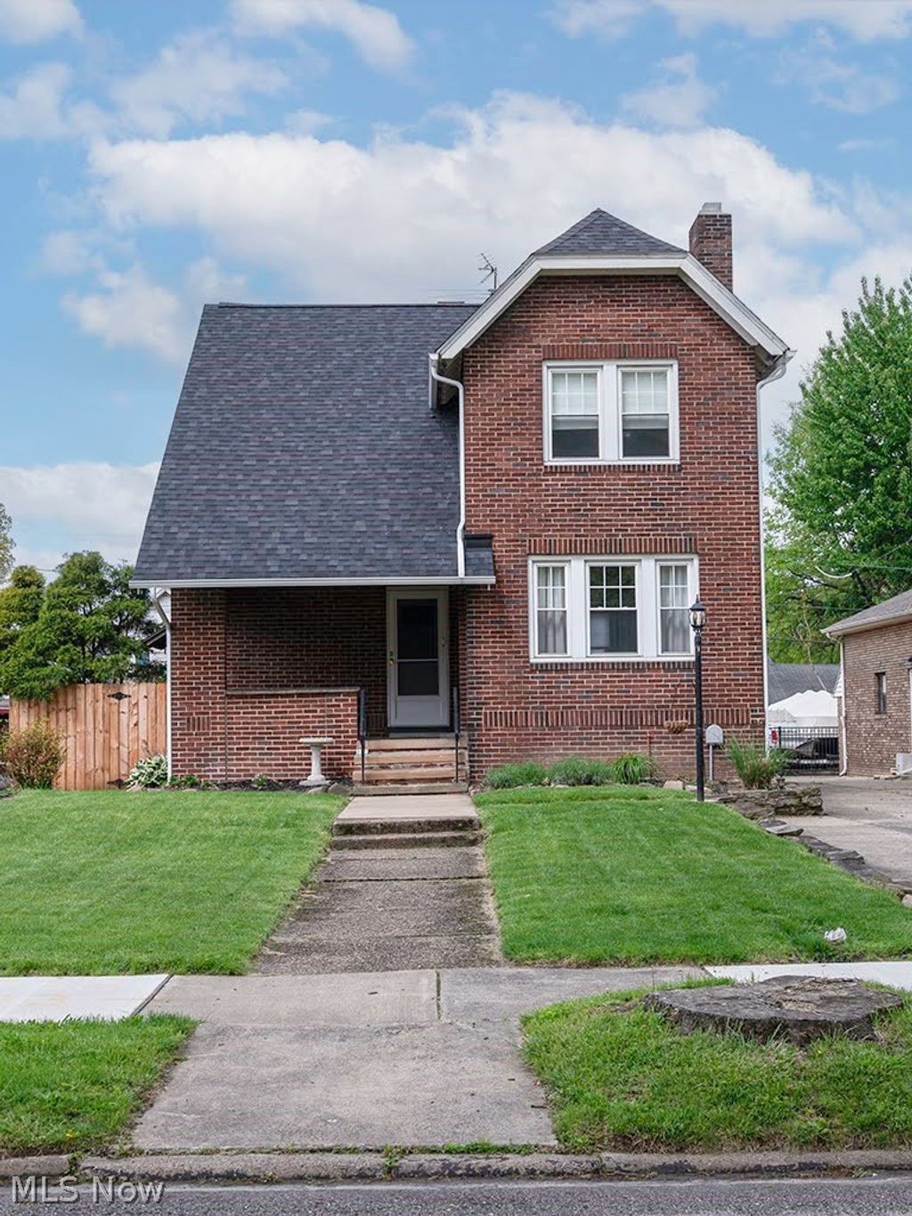 Photo of 227 Roselawn Avenue NE, Warren, OH 44483 (MLS # 5210155)