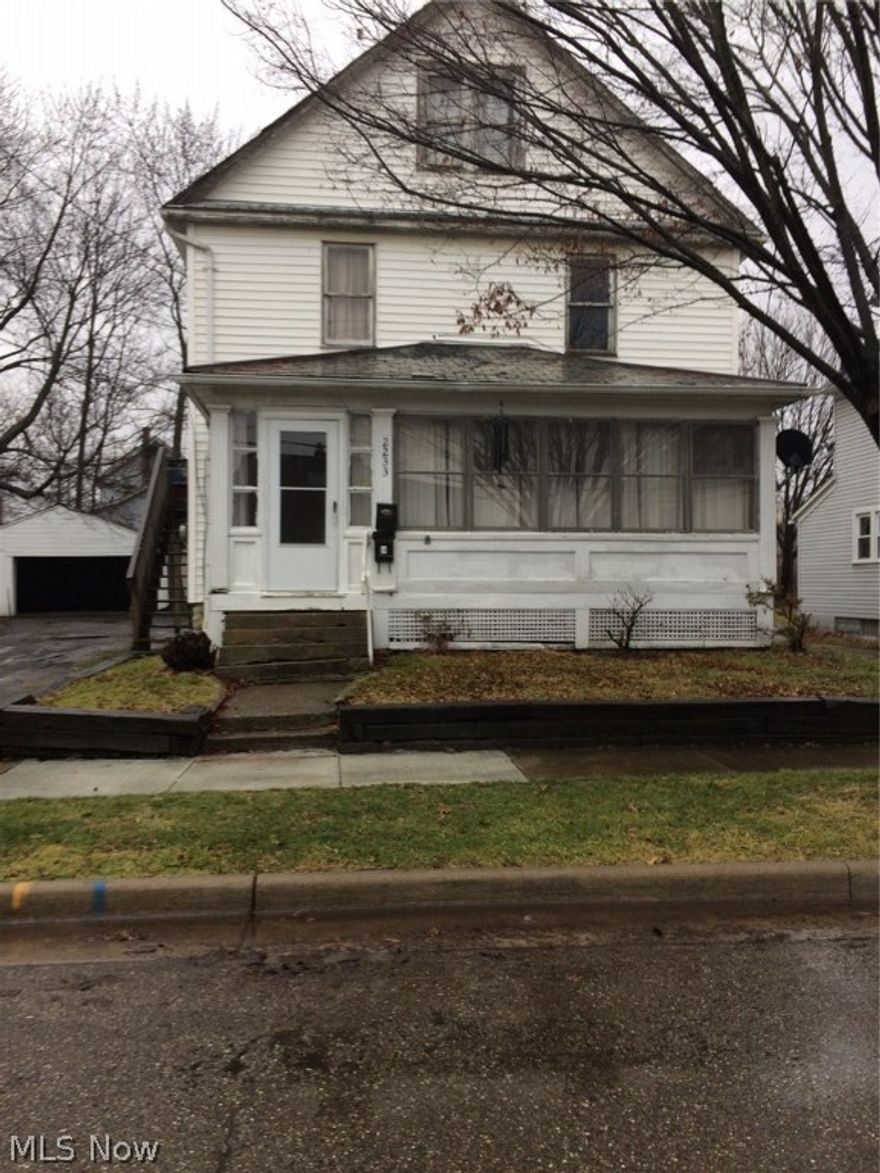 Good Starter Investment Property!

Both Units are Occupied

1 lease is good to 11/30/18  and the other unit is month to month lease

Rents are $ 450 and 440