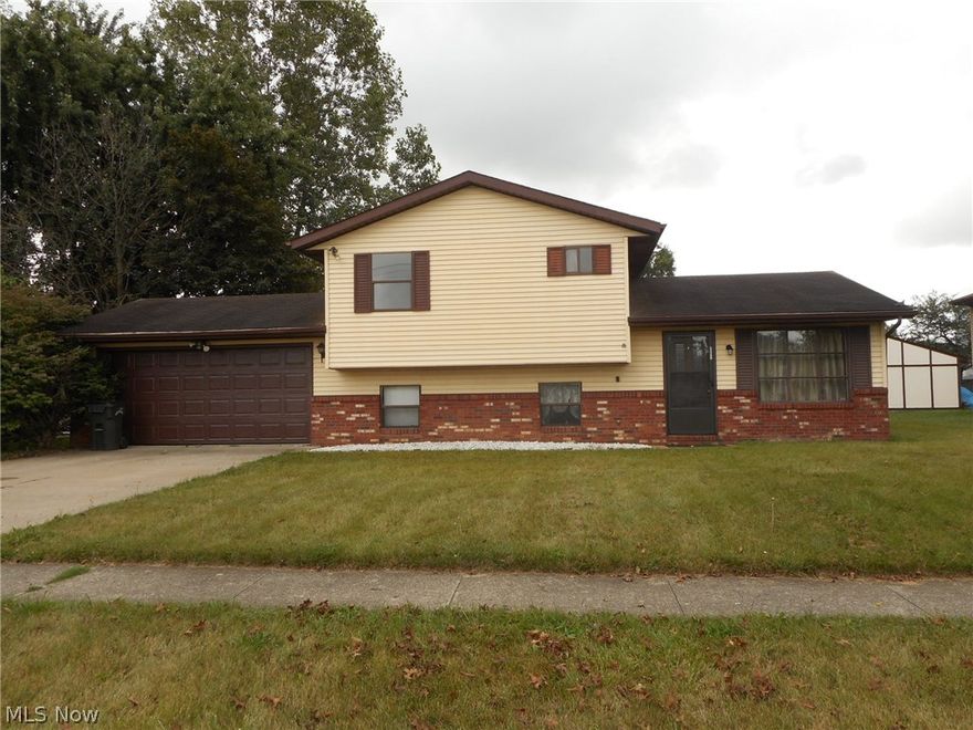 Nice 3 bedroom,  1.5 bath Midview split level home. This home features a large family room, eat-in kitchen, living room and a lower level utility room. Floor coverings are new! Sliding doors off the kitchen to the large backyard. Just 2 minutes to 10/480. Immediate possession.