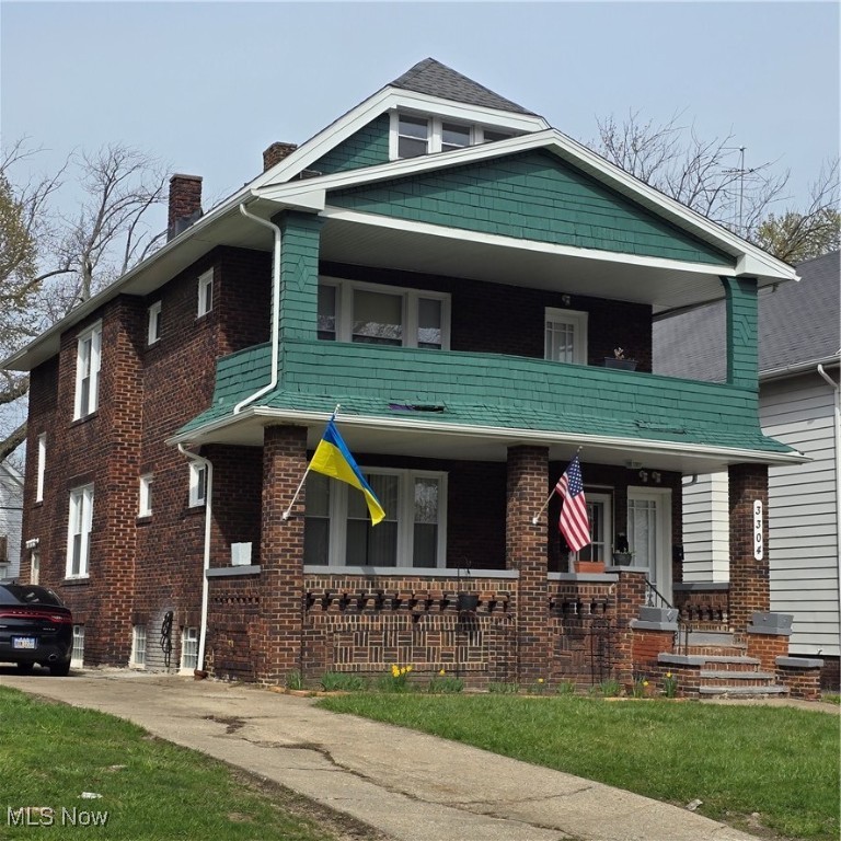 Excellent cozy 3rd floor!!! Beautiful kitchen with stove and refrigerator!!! Beautiful remodeled full bath!!! Ready to view!!!