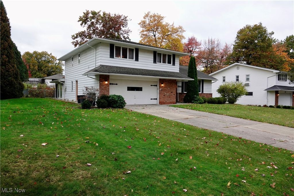 Photo of 5560 Lansbury Lane, Lyndhurst, OH 44124 (MLS # 5166721)