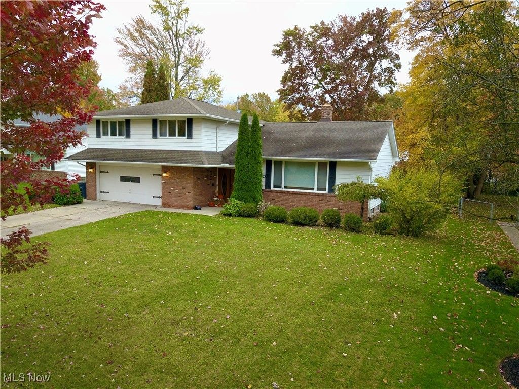 Photo of 5560 Lansbury Lane, Lyndhurst, OH 44124 (MLS # 5166721)