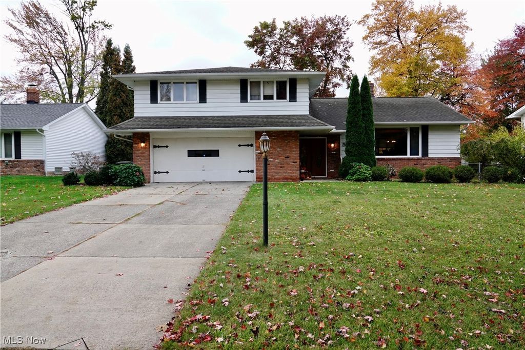 Photo of 5560 Lansbury Lane, Lyndhurst, OH 44124 (MLS # 5166721)