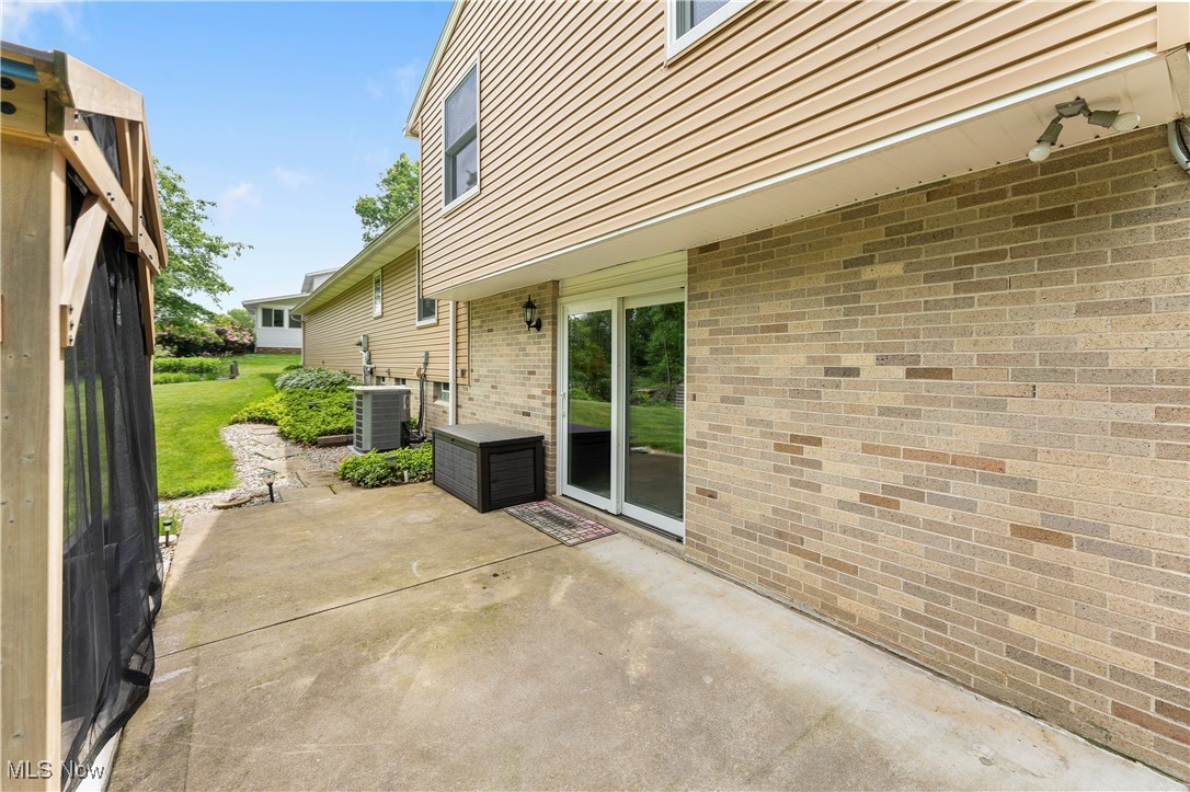 7733 Stonewood Drive, North Canton, Ohio image 31