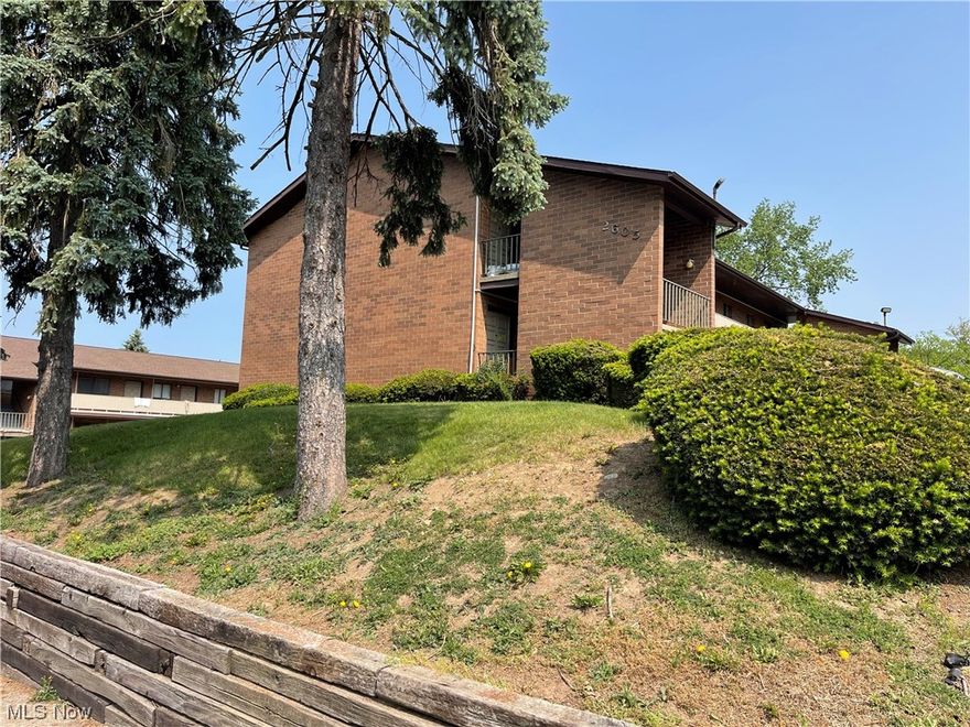 Two Bedroom Apartment with Central Air Laminate Floors and open concept kitchen. Close to everything in Green. Tenant is responsible for Electric. NO SMOKING. CATS ONLY. RENTERS INS REQUIRED. Qualifications: 3x1 Income ratio No evictions (5 Years), 600+ Credit Score, Clear Criminal History.  All applicants must submit to Snyder and Snyder back ground-check with non refundable fee per adult