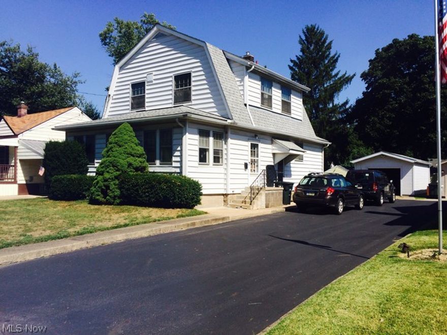 To settle the estate, all sells on location:   THURSDAY – OCTOBER 29, 2015 – 4:30 PM  3 Bedroom Colonial Style Home
1400 Sq. Ft. – 3 Baths – Detached Garage
 TERMS ON REAL ESTATE: 15% down auction day, balance due at closing. Buyer's premium of 10% to be added to the final bid to establish the purchase price. Any desired inspections must be made prior to bidding. All information contained herein was derived from sources believed to be correct. Information is believed to be accurate but not guaranteed.