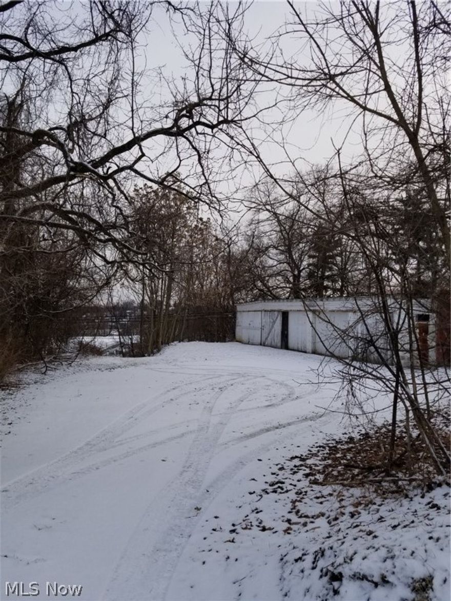 Who wants to build?? Building lot potential on Main Street and Norris Street (near High School).  This lot runs from the top of Main Street down to Norris Street. A garage is located on the Main Street end of the lot.