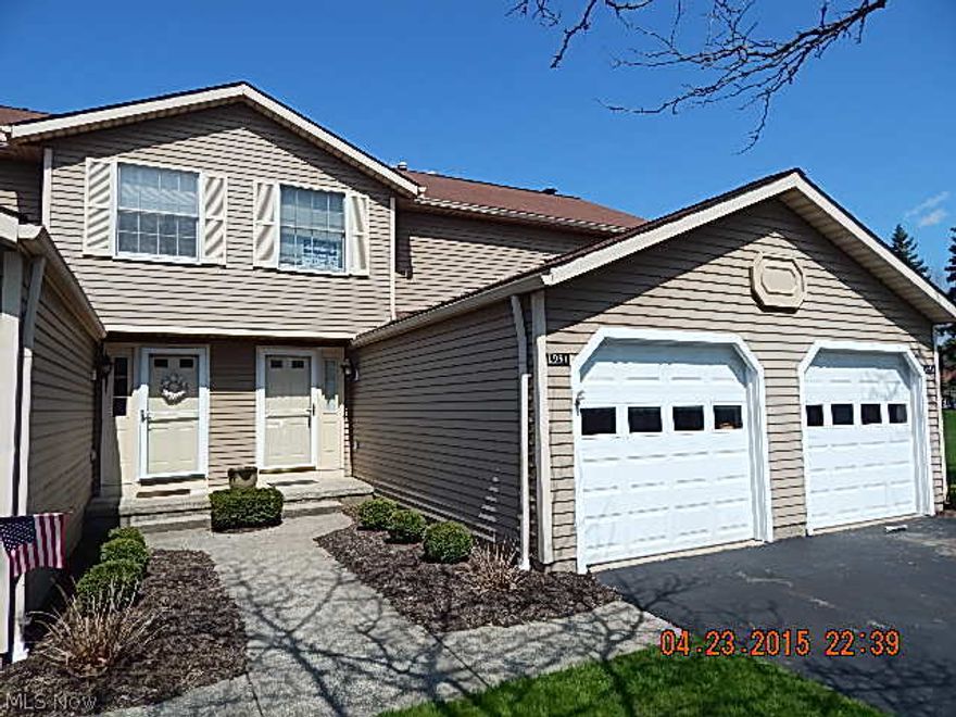 Single family attached Townhouse in convenient Twinsburg location!! Fitness Center with indoor pool and walking track...Rec Center with outdoor pool...Park and tennis courts!! Sliding door leads to fenced patio...convenient living, low maintenance fee and F.H.A. approved. Pullman kitchen with all appliances included. Washer/Dryer also included!