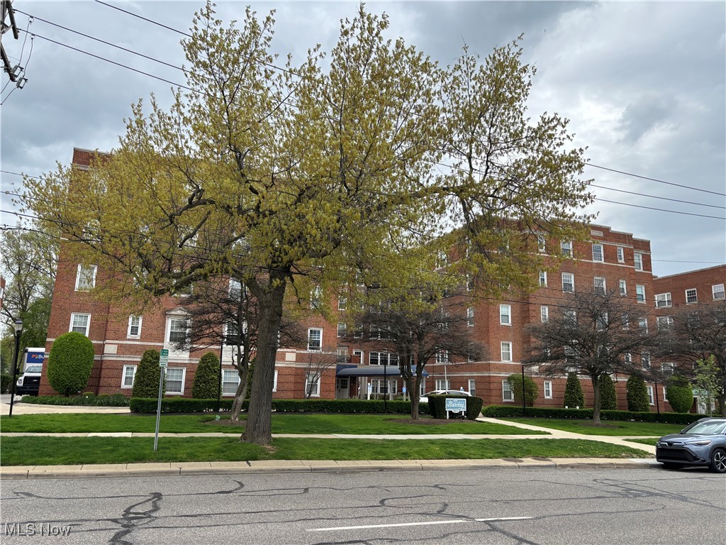 The Barclay is a charming condominium building located in Shaker Heights. This condo unit 406 featuring a spacious 1,602 square feet layout. This suite boasts three well-appointed bedrooms, providing ample space for relaxation and privacy.
The condo includes 2 full baths and 1 half bath each equipped with contemporary fixtures and finishes. The bathrooms ensure convenience and comfort for everyone.
The kitchen and dining area have an open room concept. There is a washer and dryer space off of the kitchen to add more convenience to this suite. Ownership of the suite provides an assigned garage space.
Residents of The Barclay may also enjoy additional amenities such as an entry lounge that is open and large enough to allow a meeting space. Additionally, there is a community room, laundry room and a guest suite in now under construction. Also, a new popular patio.
Its location in Shaker Heights provides easy access to the Van Aken Plaza and the Van Aken Market District with shopping, dining, and cultural attractions, making it a desirable place to call home.