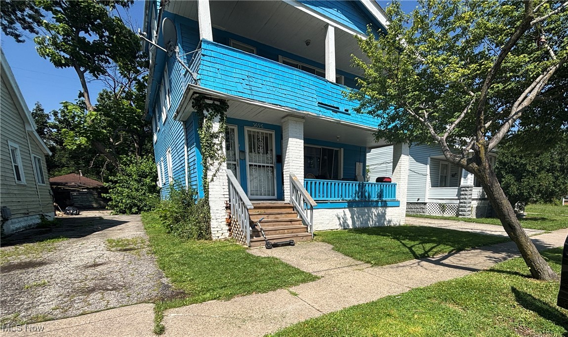 This multi-family property features two spacious 2-bedroom, 1-bath units and a fully finished third-floor 1-bedroom, 1-bath unit, offering excellent rental income potential or a great opportunity for multi-generational living.
Location Highlights:
Steps away from public transportation for an easy commute
Walking distance to local schools and grocery stores
Close to parks, dining, and other everyday essentials
Whether you're a savvy investor or looking for a home with income-generating potential, this property is a must-see!
Can be sold as package with MLS# 5150459 and 5150468