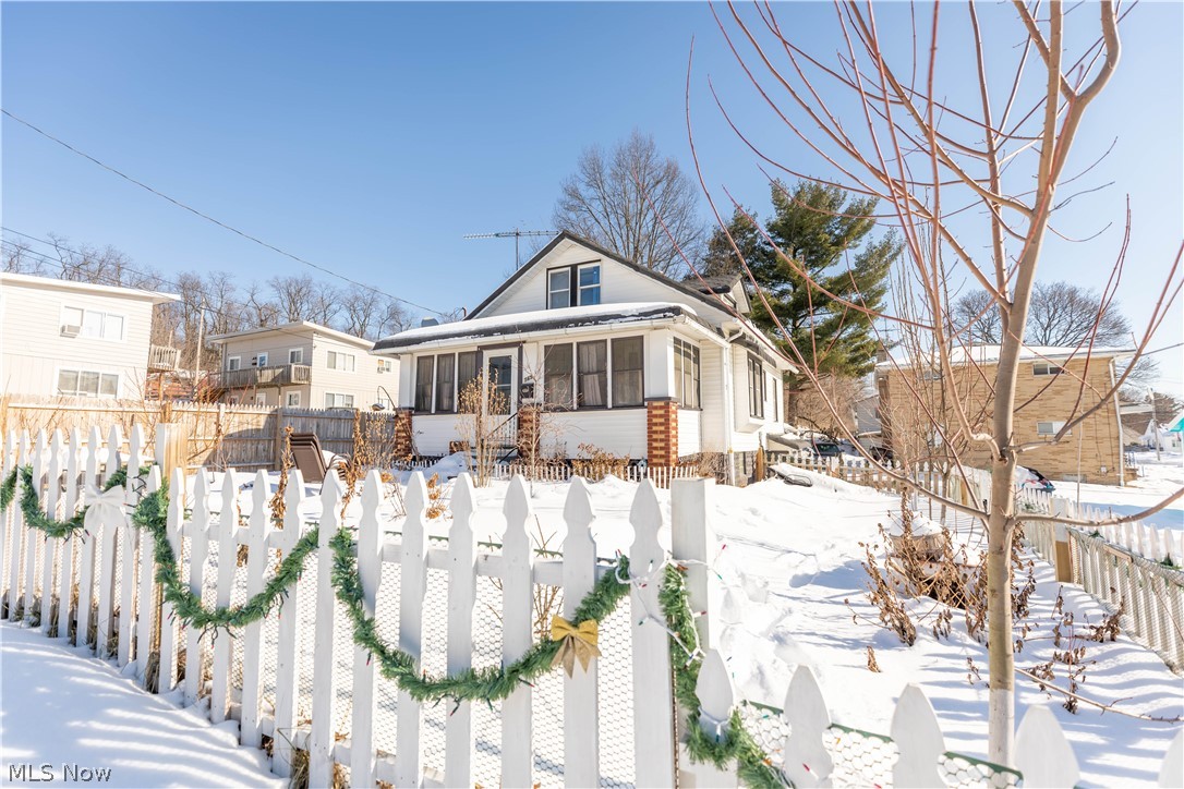 Adorable 3 bedroom home in East Akron! Conveniently located near parks, shopping, and restaurants. This 3 bedroom home has a convenient
floorplan and lots of natural light. The backyard is fully fenced with a deck.