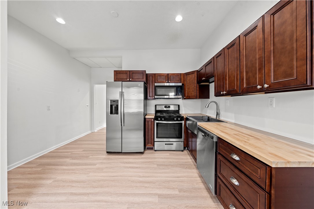 Cleveland, Ohio 44113, United States, 2 Bedrooms Bedrooms, ,2 BathroomsBathrooms,Residential,Active,25611