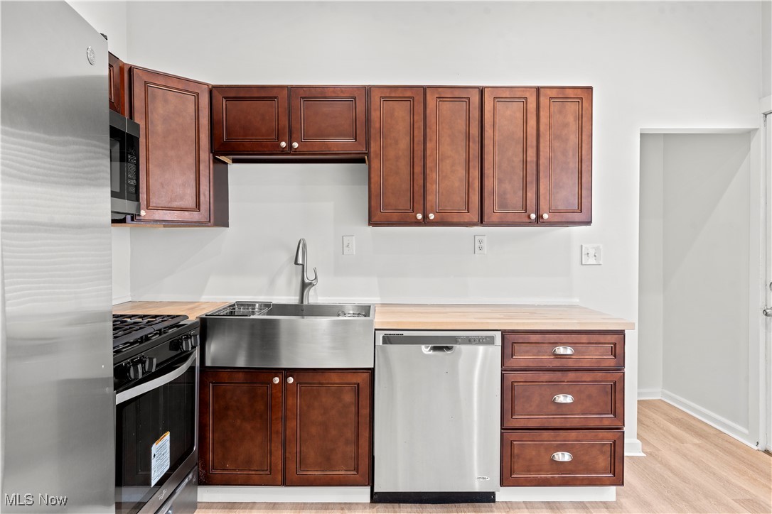 Cleveland, Ohio 44113, United States, 2 Bedrooms Bedrooms, ,2 BathroomsBathrooms,Residential,Active,25611