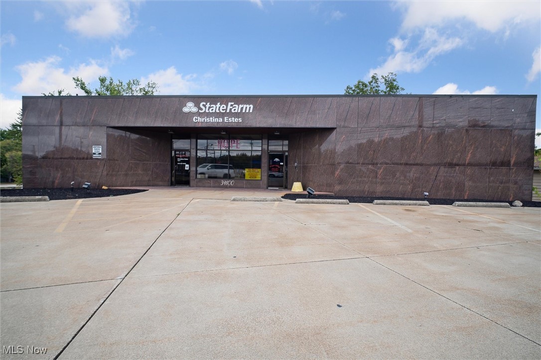 Well maintained prime office space in a great location with plenty of parking available. Approximately 1,000 sq ft of customizable space to suit your business needs. The upper level suite is move-in ready with its own private full bathroom. Currently the tenants include a dental office, a State Farm agency and a pediatrician. The owners cover the gas, electric, water, lawn care, snow removal, and trash disposal. Tenants are only expected to pay for cable, phone, and internet. Desired renovations are negotiable. Call today for a showing!