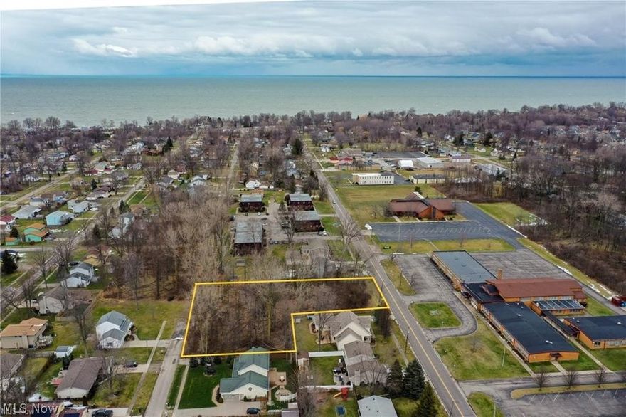 Almost a full acre to build your dream on.  Both Harris and Robinwood have access to property.  Wooded lot. Call for any questions.