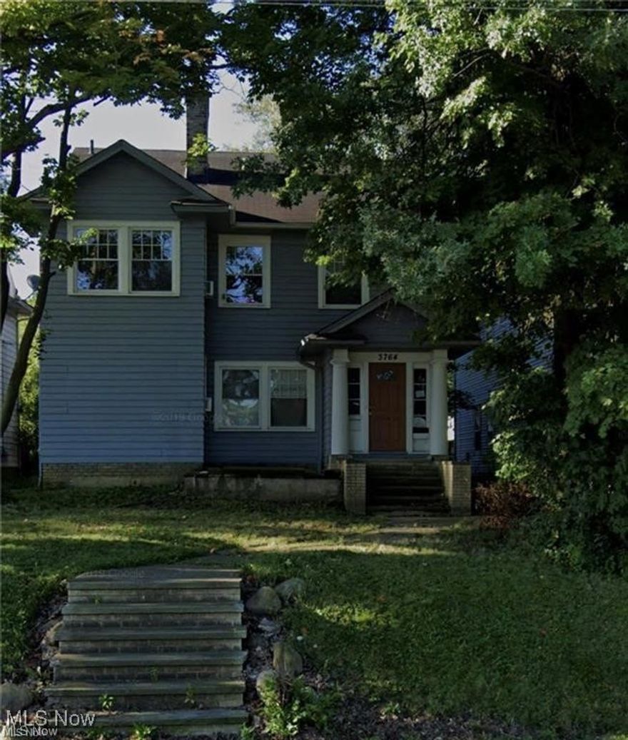 One-bedroom studio on the 3rd floor. ALL UTILITIES INCLUDED !!! One detached garage space. Does not have a full kitchen, small appliances included. Access to storage and washer and dryer in basement.