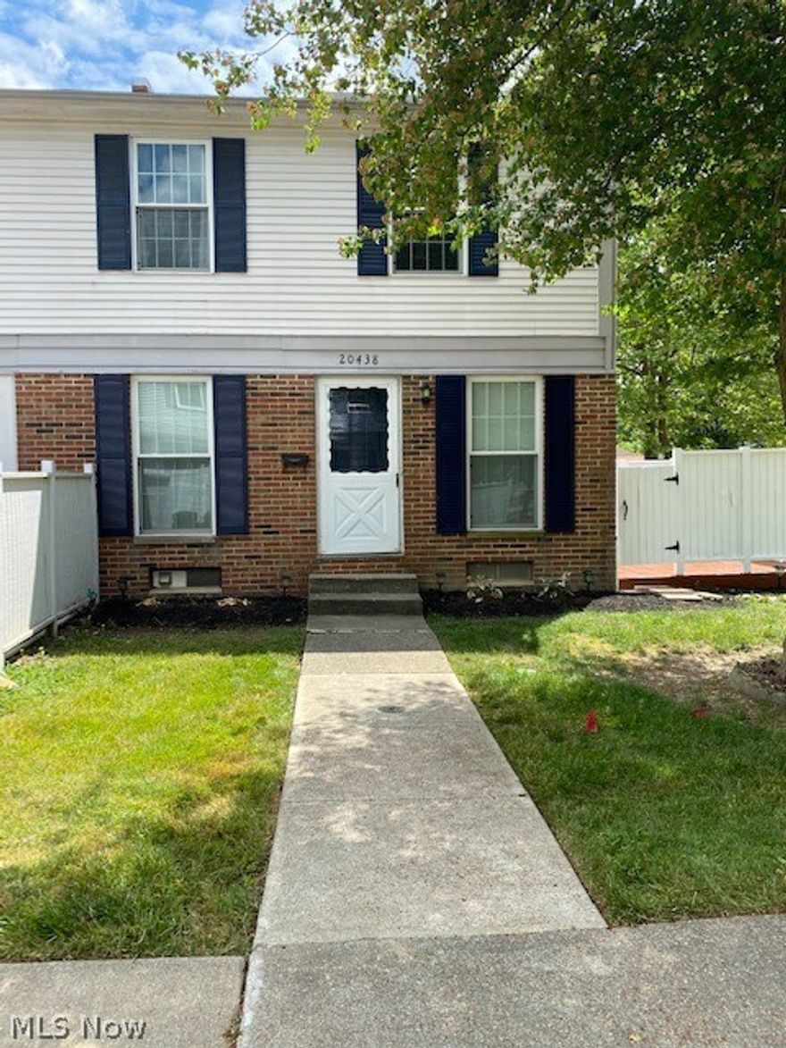 Beautifully updated with: Bamboo floors on the entire main floor, Soft shut cabinet, Granite counter tops, Stainless steel appliances. Spacious master bedroom, One of the few in the complex with a full basement. Finished on one side, laundry-utility on other side adding much storage. Located on a cul de sac street. Browns training camp is down the street and an entrance to the Metro Park is a 5 minute walk. Come see this well loved home.