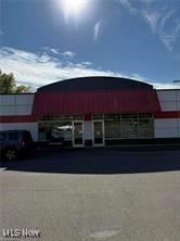 Why don't you put your business in here? Spacious 1600 square foot location in a booming bedroom community. Store front glassed with 260 sq. ft. cooler. Share the building with Gionnino's Pizzeria. Very open concept waiting for your business. Tenant pays utilities.