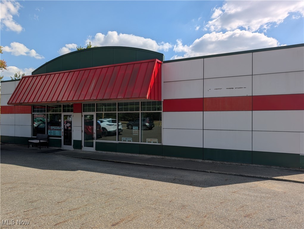 Why don't you put your business in here? Spacious 1600 square foot location in a booming bedroom community. Store front glassed with 260 sq. ft. cooler. Share the building with Gionnino's Pizzeria. Very open concept waiting for your business. Tenant pays utilities.