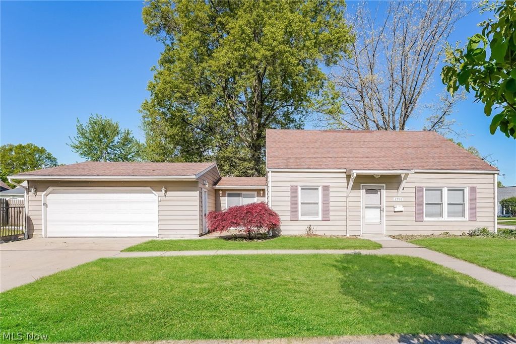 Photo of 2910 Elmwood Street, Cuyahoga Falls, OH 44221 (MLS # 5209199)