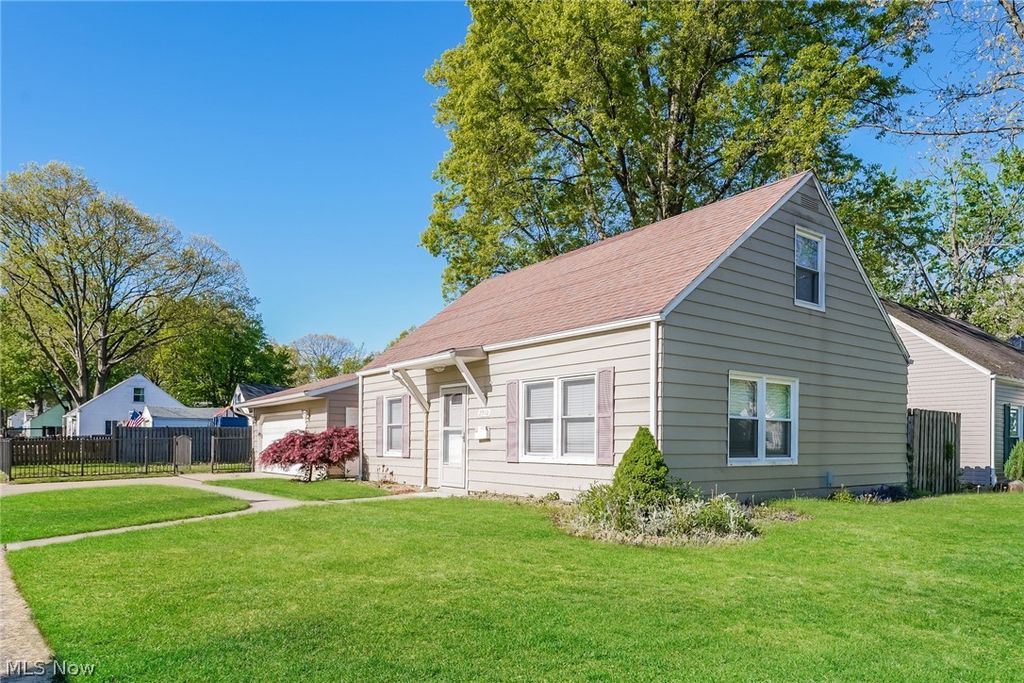 Photo of 2910 Elmwood Street, Cuyahoga Falls, OH 44221 (MLS # 5209199)